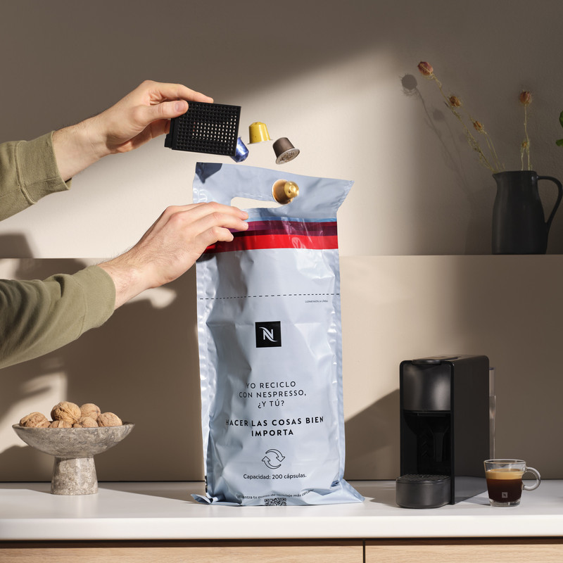 Essenza Mini Black Nespresso 0,6 Litros - Nespresso